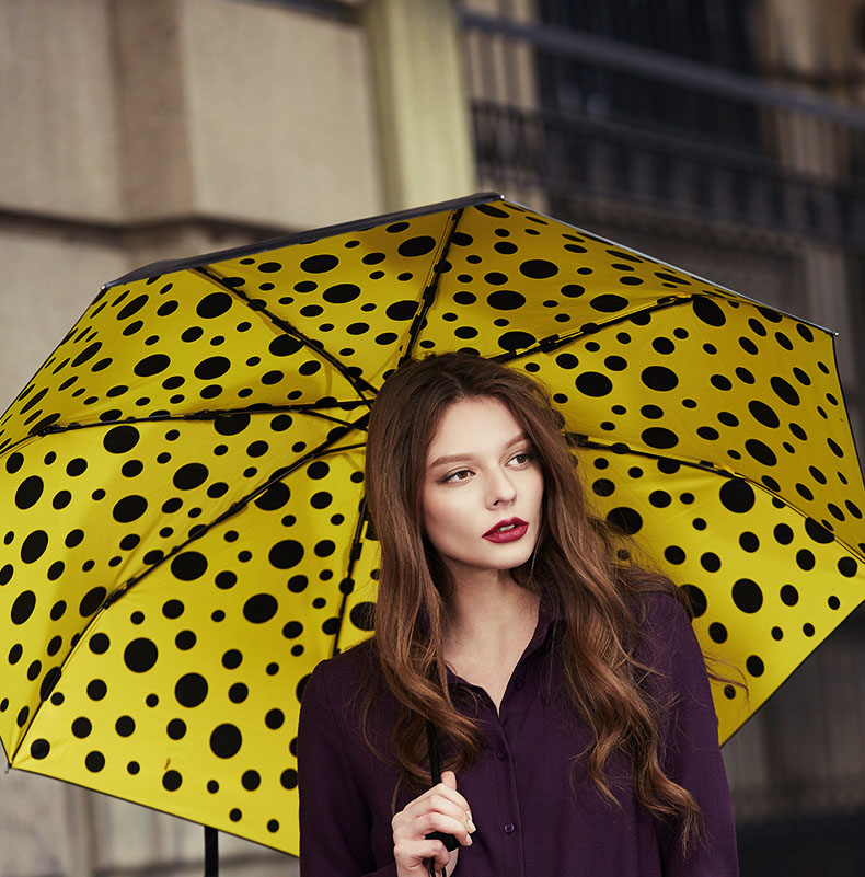 Trong trường hợp bạn không muốn quá chói chang thì có thể chọn một chiếc dù vàng chấm bi đen để tạo nên sự đột phá trong phong cách