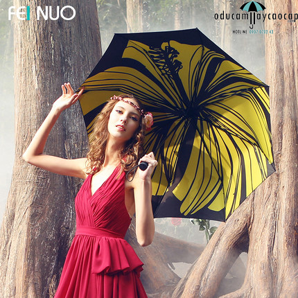ô dù cầm tay cao cấp nền đen, họa tiết hoa dâm bụt vàng bên trong tạo sự đặc biệt trong phong cách thời trang của bạn