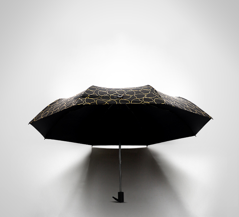 ô dù cầm tay cao cấp họa tiết tim vàng nền đen cũng là sự lựa chọn sáng suốt của mệnh Thủy.