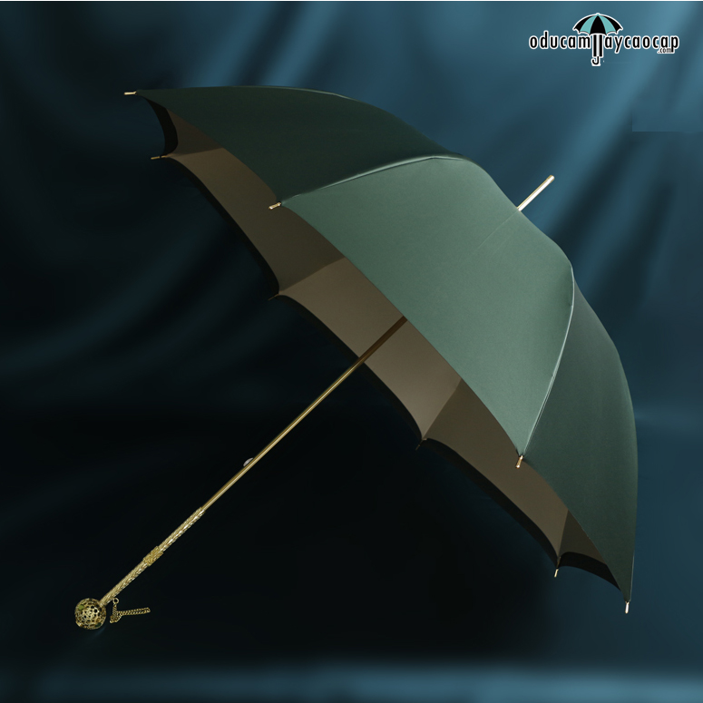 Chiếc ô dù cầm tay chấm bi xanh mang đến vẻ sang trọng, thanh lịch