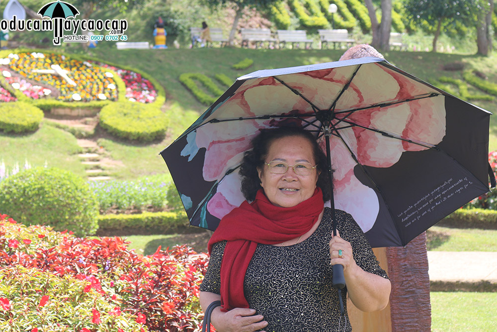 Khách Hàng Nguyen Nguyen cùng với ô dù cầm tay cao cấp tại Đà Lạt