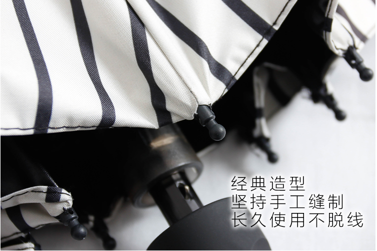 Dù cầm tay HongKong họa tiết kẻ sọc chống tia UV cao cấp dành cho 2 người.
