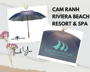 Chiếc ô dù quảng cáo cán dài in logo của Cam Ranh Riviera Beach Resort & Spa