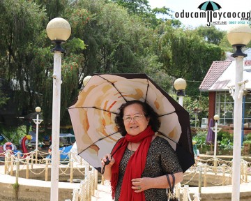 Khách Hàng Nguyen Nguyen cùng với ô dù cầm tay cao cấp tại Đà Lạt